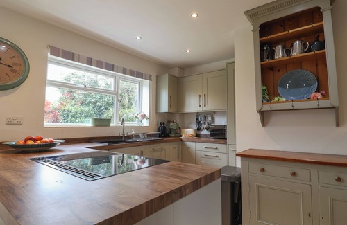 South Cadbury Cabaña | KING ARTHUR'S REST, pet friendly, with hot tub in Queen Camel