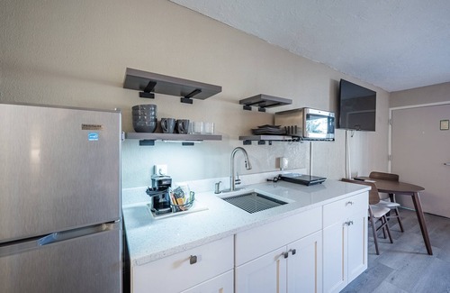 Trailer Estates Hotel | King Bay Studio Kitchenette Pool & Tiki Bar