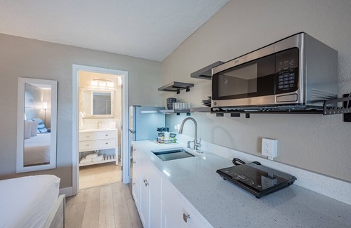 Trailer Estates Hotel | King Bay Studio Kitchenette Pool & Tiki Bar