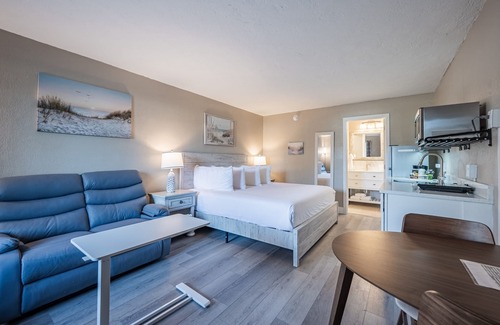 Trailer Estates Hotel | King Bay Studio Kitchenette Pool & Tiki Bar
