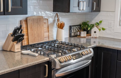 St. Albert Casa | KING BED! 3 Bdrms- FAST WIFI- A/C - Family-Friendly!