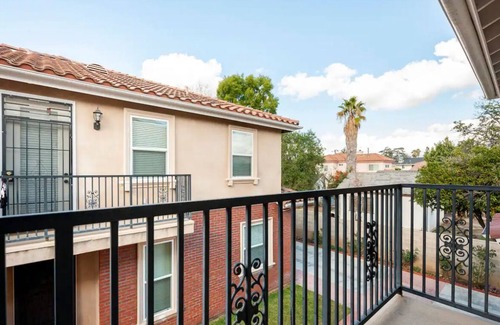 San Gabriel Casa | KING BED 6 Bed 2.5 Bath Huge Home with Private Garage, Washer/Dryer