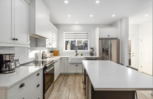 Southeast Calgary Casa | King Bed, AC, Fenced Yard, Family Friendly, 5 min South Health Campus