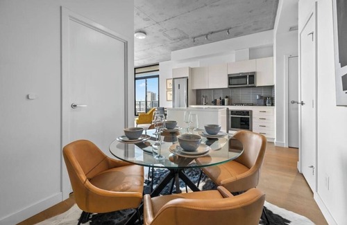 Connaught Condominio | King Bed|AC |UG Park |DT Views |Mins to Saddledome