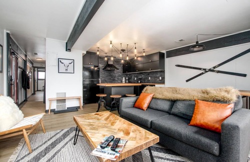 Dunkin Hill Condominio | King Bed and Bunks/Office. Free Bus to Town/Skiing. Sweet View!