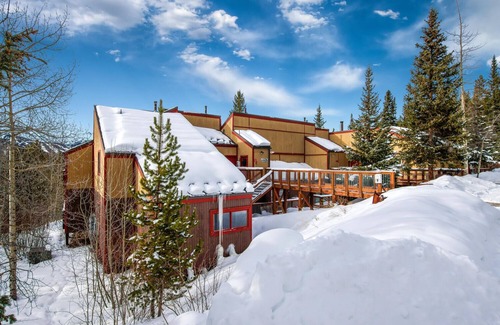 Dunkin Hill Condominio | King Bed and Bunks/Office. Free Bus to Town/Skiing. Sweet View!