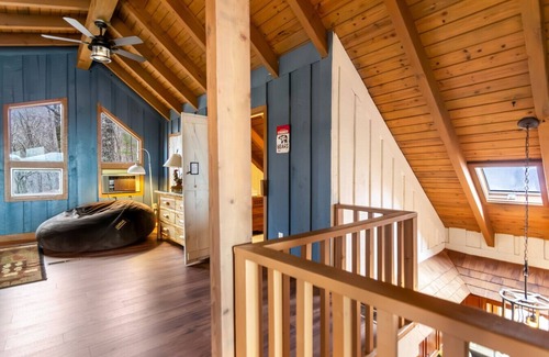 Tate Cabina | King Bed, Arcade, Hot Tub, Amazing Views