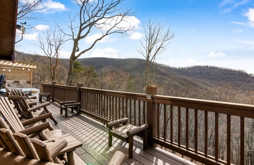 Tate Cabina | King Bed, Arcade, Hot Tub, Amazing Views