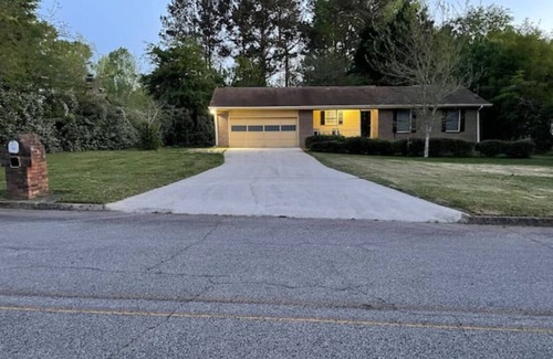 Griffin Casa | King Bed Cozy 3BR/2BA Home in Griffin GA