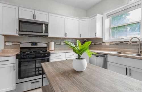 Cary Casa | KING bed | Crystal Lake | McHenry | Cary | COZY