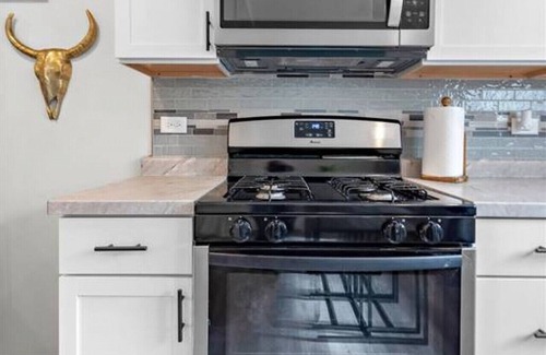 Cary Casa | KING bed | Crystal Lake | McHenry | Cary | COZY