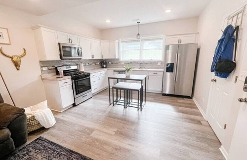 Cary Casa | KING bed | Crystal Lake | McHenry | Cary | COZY