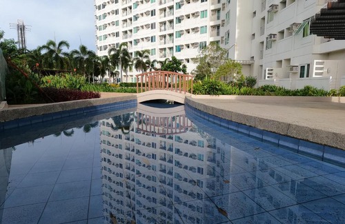 Muntinlupa Apartamento | King Bed Deluxe- Cozy & Stylish Place in the Metro