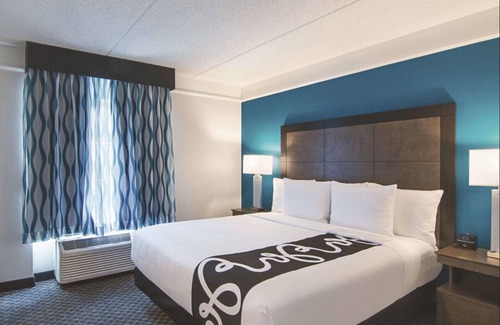 Orlando Hotel | King Bed Deluxe Suite, Pool View at La Quinta Inn by Wyndham Orlando UCF