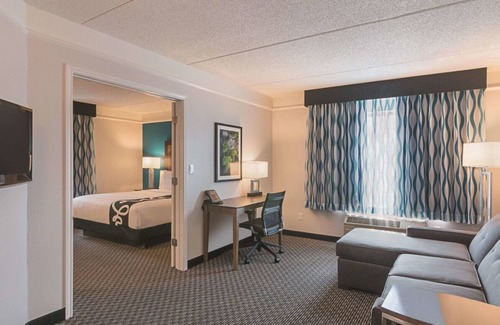 Orlando Hotel | King Bed Deluxe Suite, Pool View at La Quinta Inn by Wyndham Orlando UCF