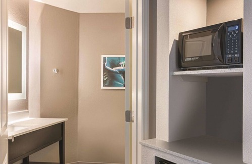 Orlando Hotel | King Bed Deluxe Suite, Pool View at La Quinta Inn by Wyndham Orlando UCF