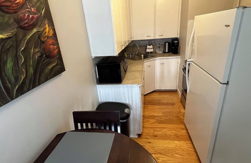 Des Moines Apartamento | King bed Drake and central Des Moines