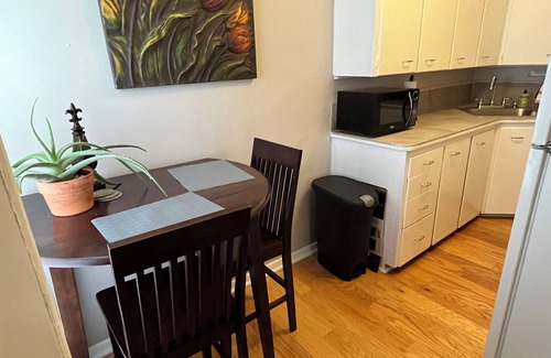 Des Moines Apartamento | King bed Drake and central Des Moines