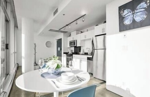 Beltline Apartamento | King Bed | DT Views | UG Park | Walk to Saddledome