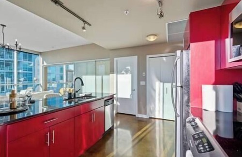 Victoria Park Apartamento | King Bed | DT Views | UG Park | Walk to Saddledome