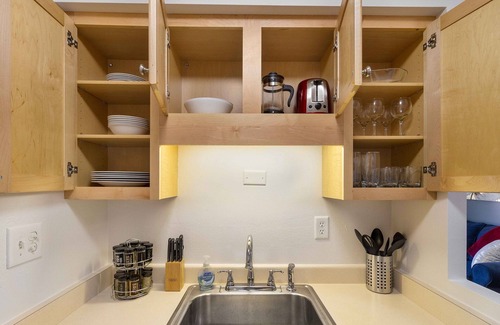 Wauwatosa Apartamento | King Bed-FAST WiFi - Near Froedtert - Undrgrd Parking