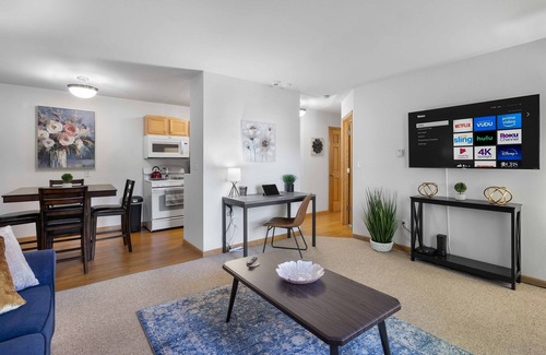 Wauwatosa Apartamento | King Bed-FAST WiFi - Near Froedtert - Undrgrd Parking