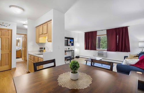 Wauwatosa Apartamento | King Bed-FAST WiFi - Near Froedtert - Undrgrd Parking