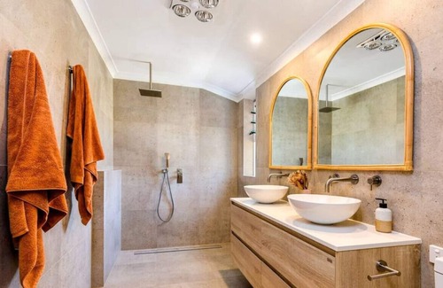 Warwick Casa | King bed - Fast wifi - Sleeps 8 - Pool table