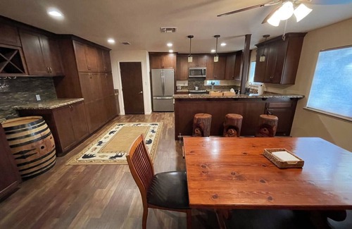 Yosemite Forks Cabina | King Bed / Fast WiFi / Spa - Buckeye Bungalow