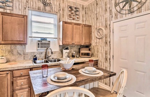 San Jacinto Cabaña | King Bed-Fenced Yard-Free Parking-Dog Friendly-East End