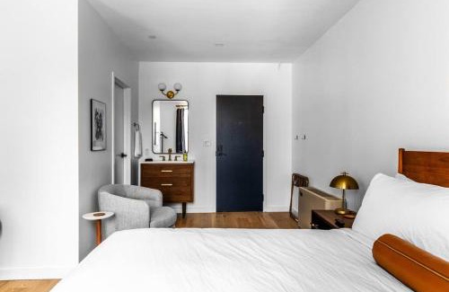 Bangor Apartamento | King Bed, Fiber Internet, Heart of Bangor, 50 Roku TV, Room # 208