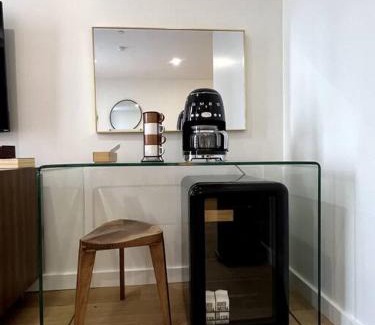 Bangor Apartamento | King Bed, Fiber Internet, Heart of Bangor, 50 Roku TV, Room # 208