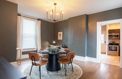 Merion Village Casa | King Bed Free Parking Walk to Schiller Park Private Backyard