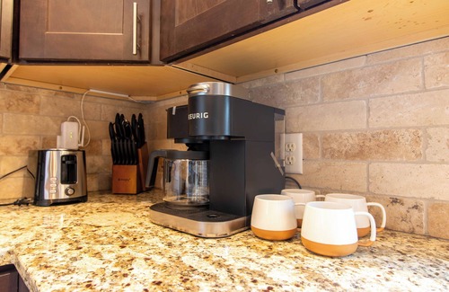 Merion Village Casa | King Bed Free Parking Walk to Schiller Park Private Backyard