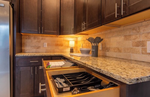 Merion Village Casa | King Bed Free Parking Walk to Schiller Park Private Backyard