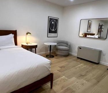 Bangor Apartamento | King Bed, Historic Hotel, Bangor, Room # 101