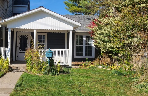 Port Dover Cabaña | KING Bed in a Beautiful Cottage Oasis