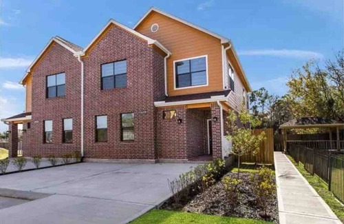 Greater Fondren Southwest Casa | King bed in gated community | 1300 sqft home