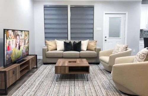 Greater Fondren Southwest Casa | King bed in gated community, 1300 sqft home