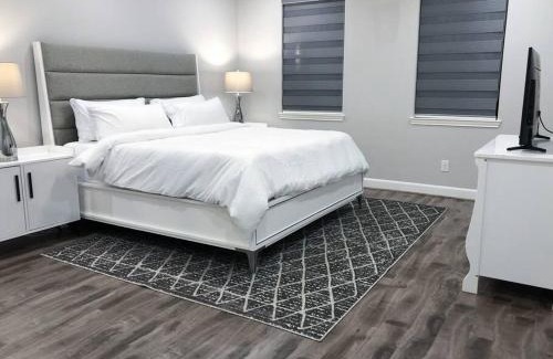 Greater Fondren Southwest Casa | King bed in gated community, 1300 sqft home