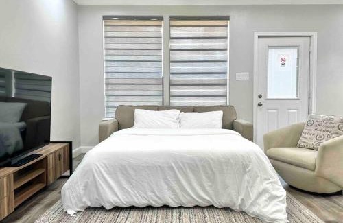 Greater Fondren Southwest Casa | King bed in gated community, 1300 sqft home