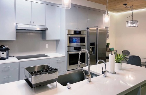 Fremont Condominio | King Bed, In-Unit W/D, Carport, Balcony, Netflix
