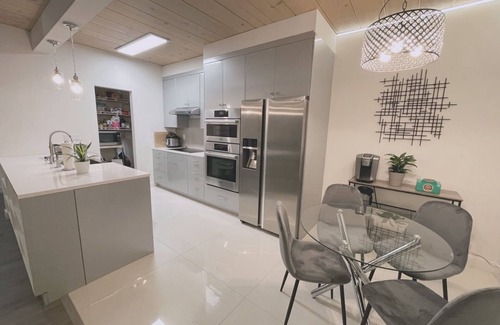Fremont Condominio | King Bed, In-Unit W/D, Carport, Balcony, Netflix