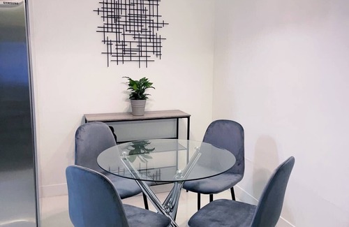 Fremont Condominio | King Bed, In-Unit W/D, Carport, Balcony, Netflix
