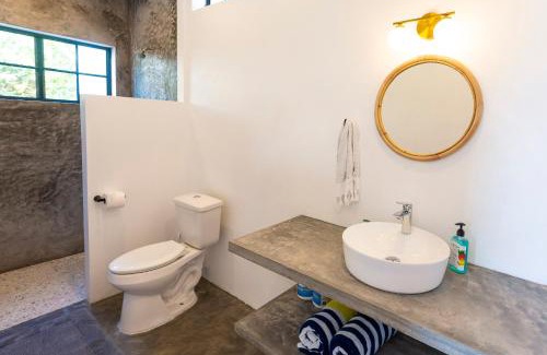 San Francisco Apartamento | King bed, Kitchenette, Air Conditioning, Pool, Fast WiFi - Aire at Casa Calavera
