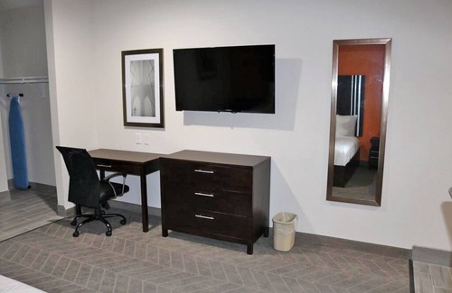 Humble Hotel | King Bed Kitchenette, Scottish Inns IAH, Prepare Meal, Near Airport