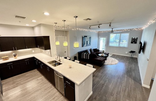 Menlo Park Condominio | KING BED - Luxury FULLY FURNISHED Condo - 24/7 Gym Pool Jacuzzi in Menlo Park