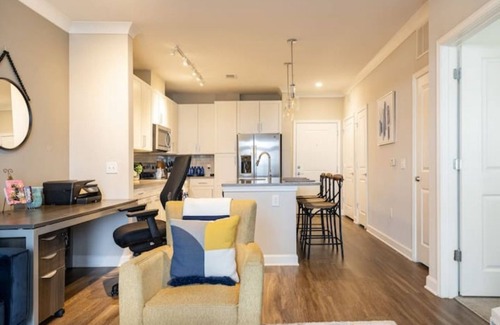 North Decatur Apartamento | King Bed -Message me for Spring Special