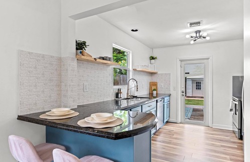 Parker Ridge Cabaña | KING Bed & Mini Golf, Pet Friendly! Cowboy Pool Close to Beach Airport & Zoo BBQ