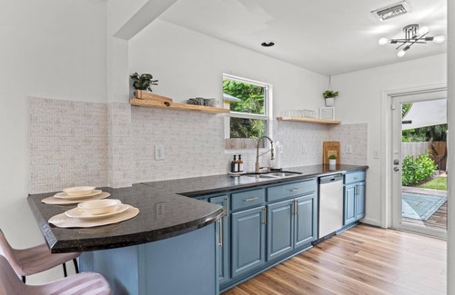 Parker Ridge Cabaña | KING Bed & Mini Golf, Pet Friendly! Cowboy Pool Close to Beach Airport & Zoo BBQ
